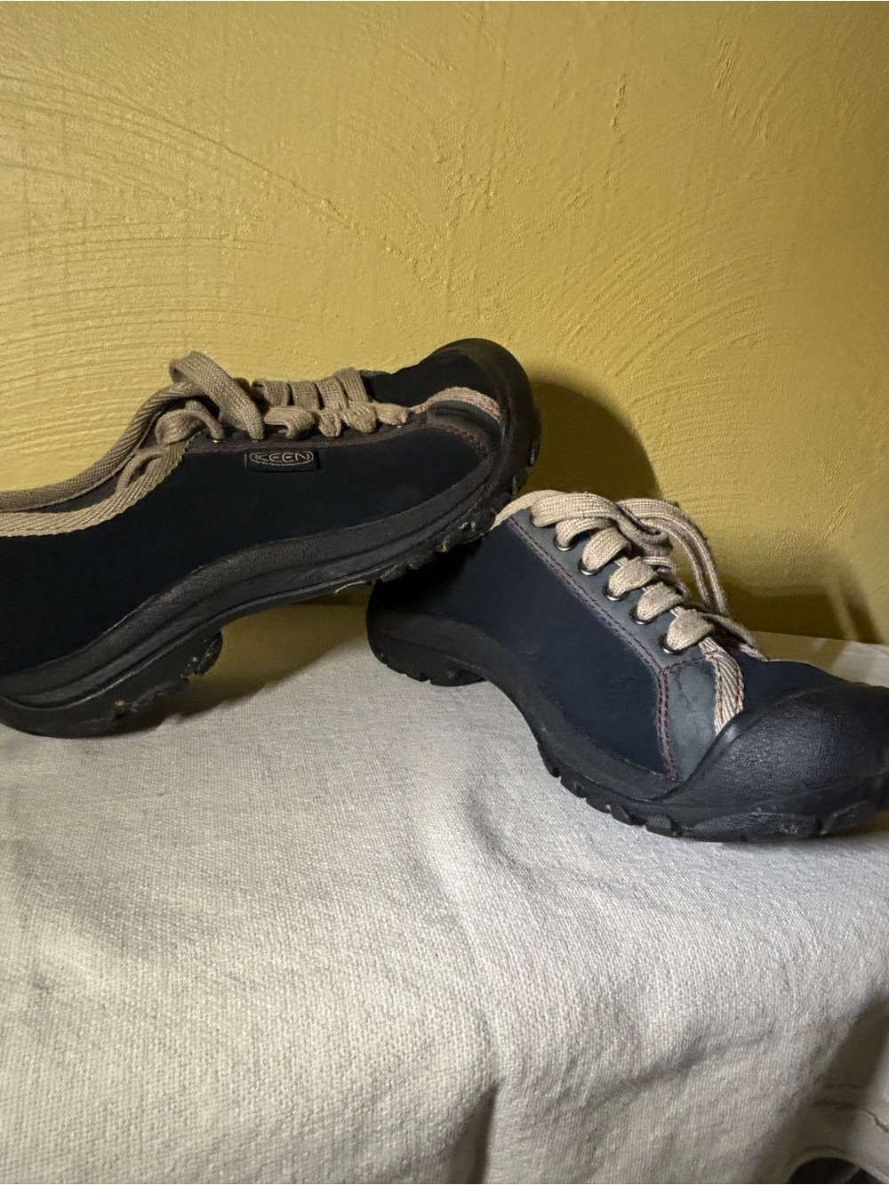 Keen Women's Dark Blue and Tan Lace-Up Athletic Shoes